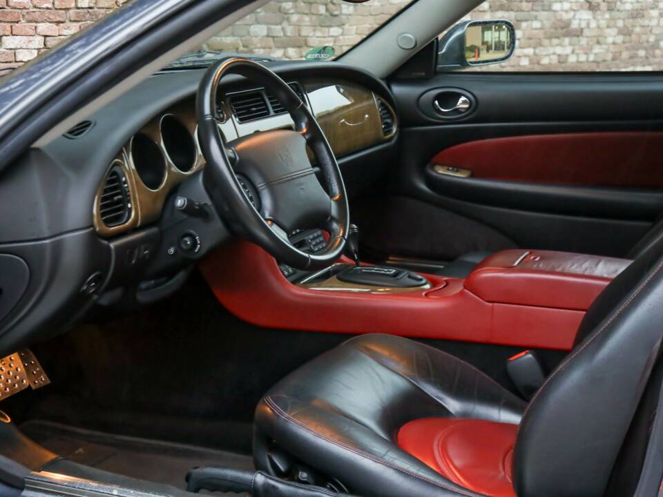 Immagine 3/50 di Jaguar XK8 4.0 (2002)