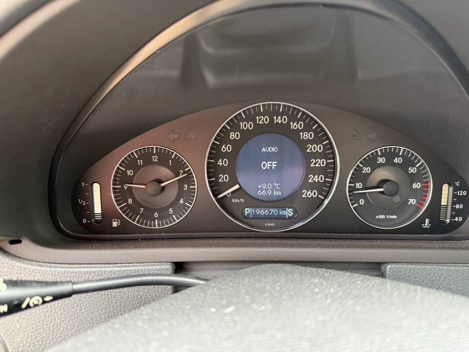 Image 25/27 of Mercedes-Benz CLK 320 (2002)