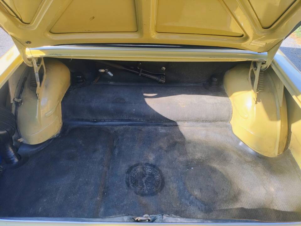 Bild 8/10 von Alfa Romeo Giulia Nuova Super 1300 (1975)