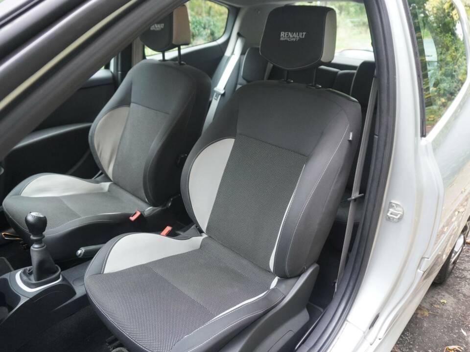 Bild 13/18 von Renault Clio Gordini R.S. (2010)