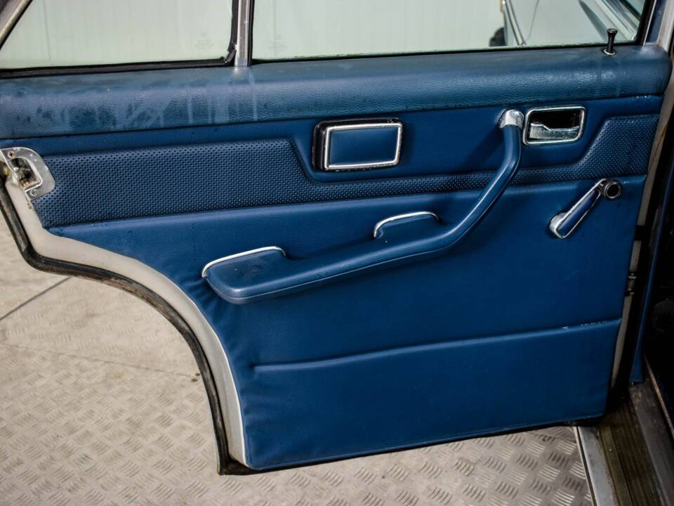 Image 44/50 of Mercedes-Benz 240 D (1976)