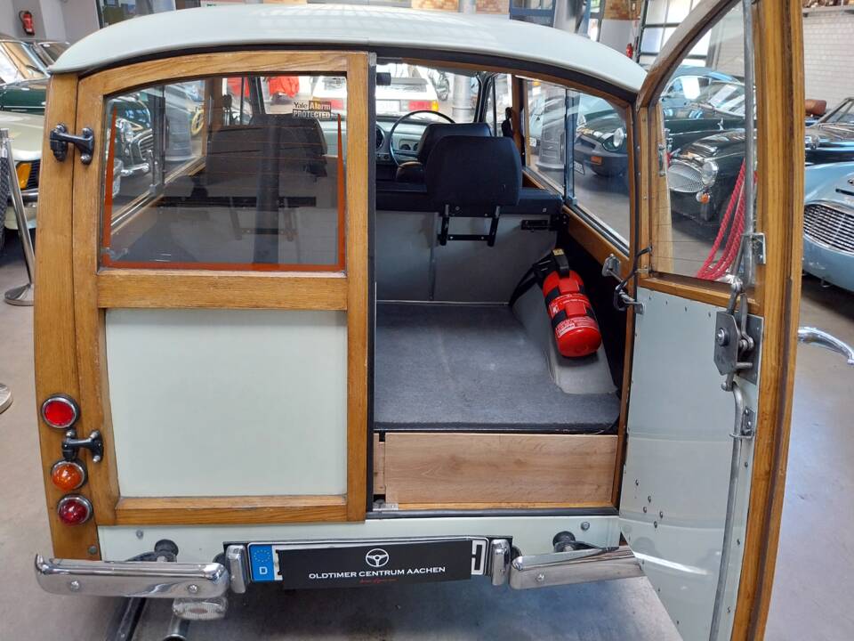 Immagine 16/29 di Morris Minor 1000 Traveller (1968)