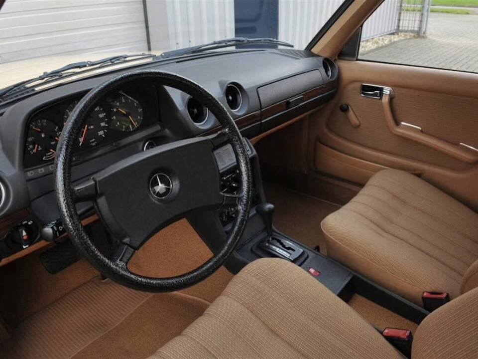 Afbeelding 5/15 van Mercedes-Benz 200 (1983)