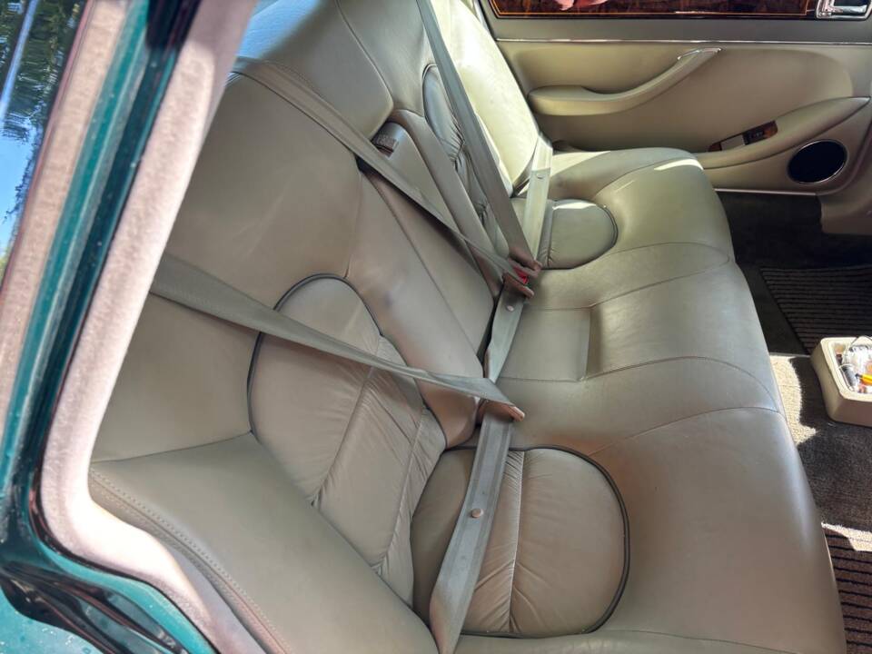 Image 6/10 of Daimler Double Six (1997)