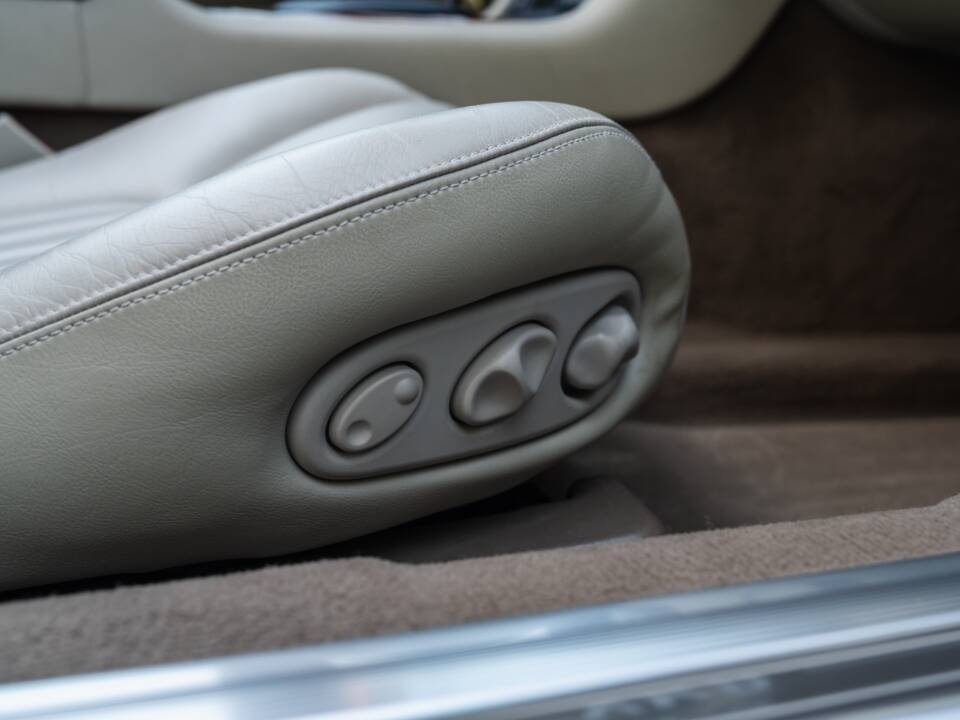 Image 40/91 de Jaguar XK8 4.0 (2000)