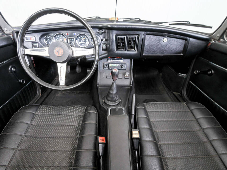 Image 7/50 of MG MGB (1976)
