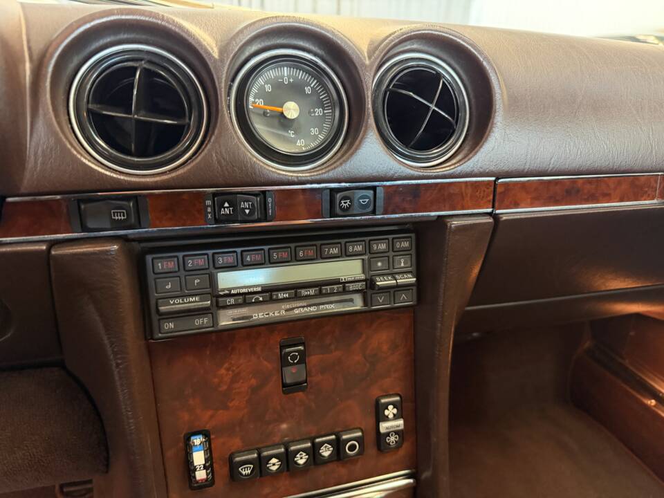 Image 15/18 of Mercedes-Benz 560 SL (1986)