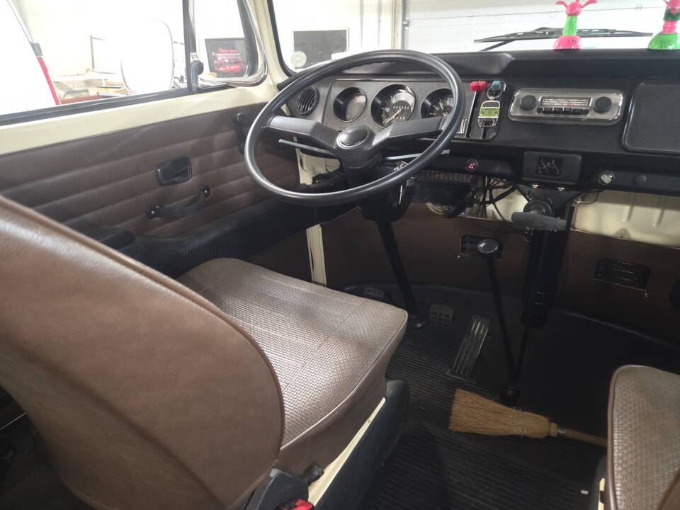 Image 4/10 of Volkswagen T2b Deluxe (1979)