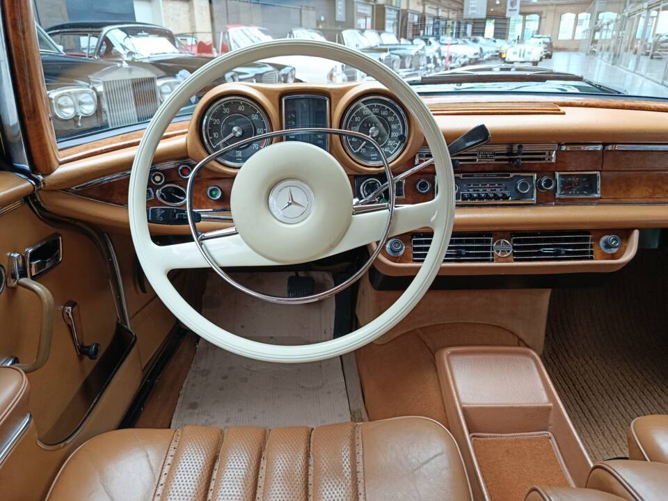 Image 18/54 of Mercedes-Benz 280 SE 3,5 (1970)
