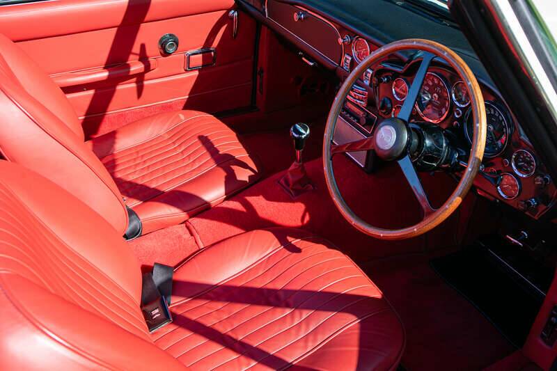Image 23/38 of Aston Martin DB 6 Mk II Volante (1970)