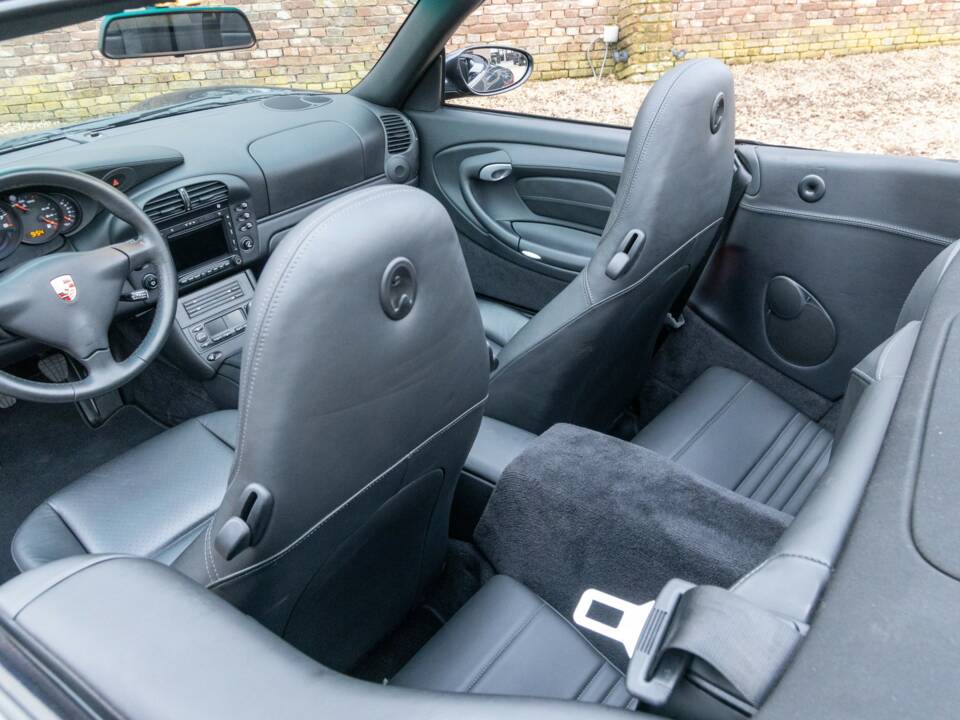 Bild 32/50 von Porsche 911 Carrera 4S (2003)