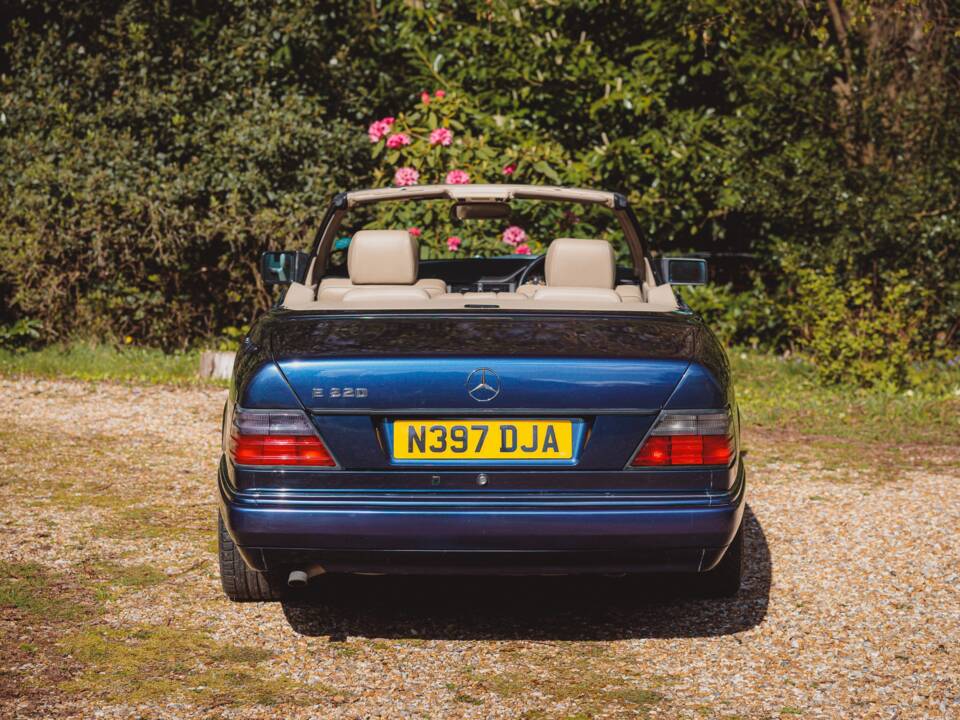 Imagen 25/41 de Mercedes-Benz E 220 (1995)