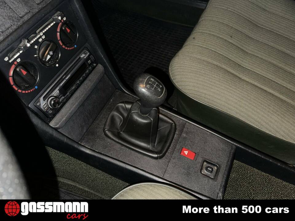 Bild 9/15 von Mercedes-Benz 200 (1983)