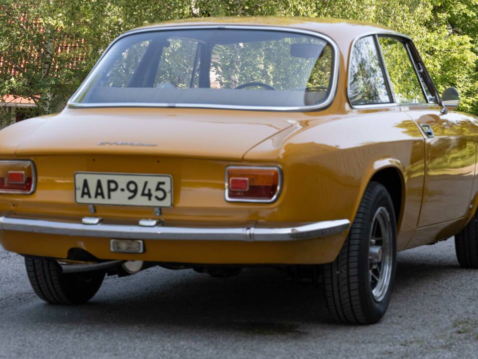 Image 5/5 de Alfa Romeo Giulia 1600 GT Junior (1972)