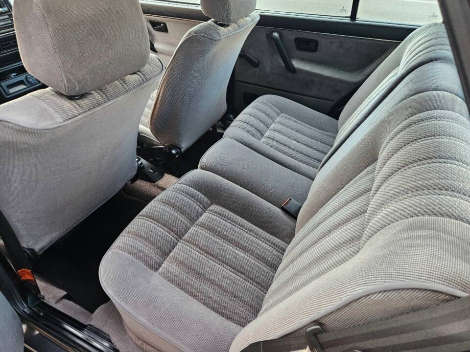 Bild 36/91 von Volkswagen Golf II 1.6 (1990)
