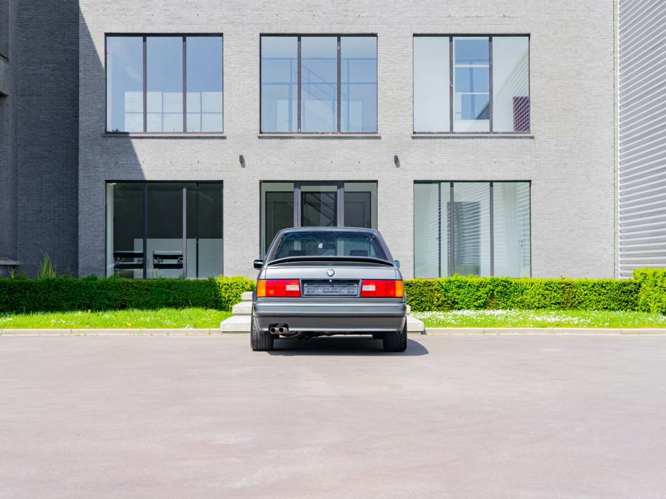 Image 17/34 de BMW 320is (1988)