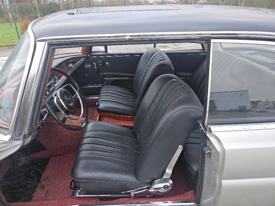 Image 2/5 of Mercedes-Benz 250 SE (1967)