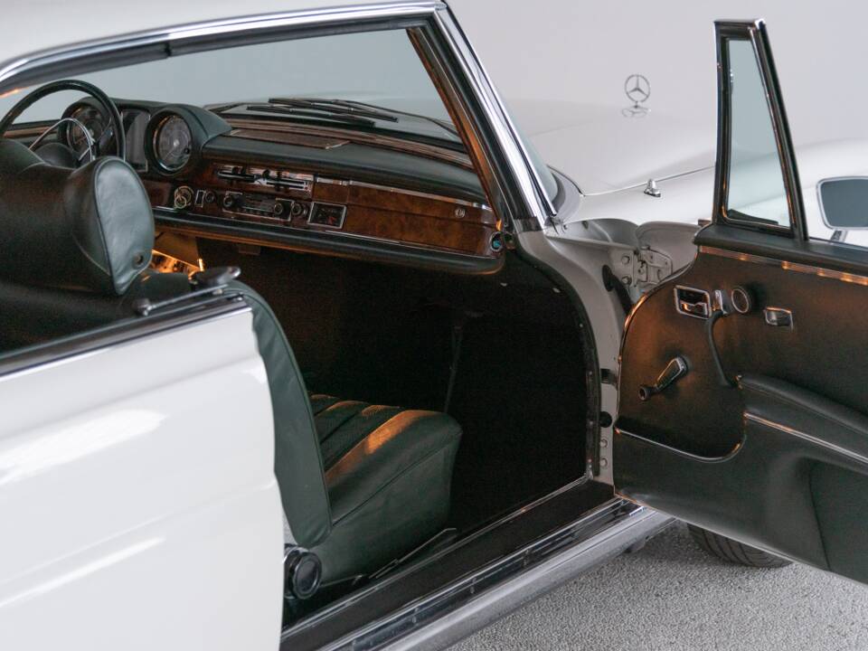 Bild 30/39 von Mercedes-Benz 280 SE 3,5 (1970)