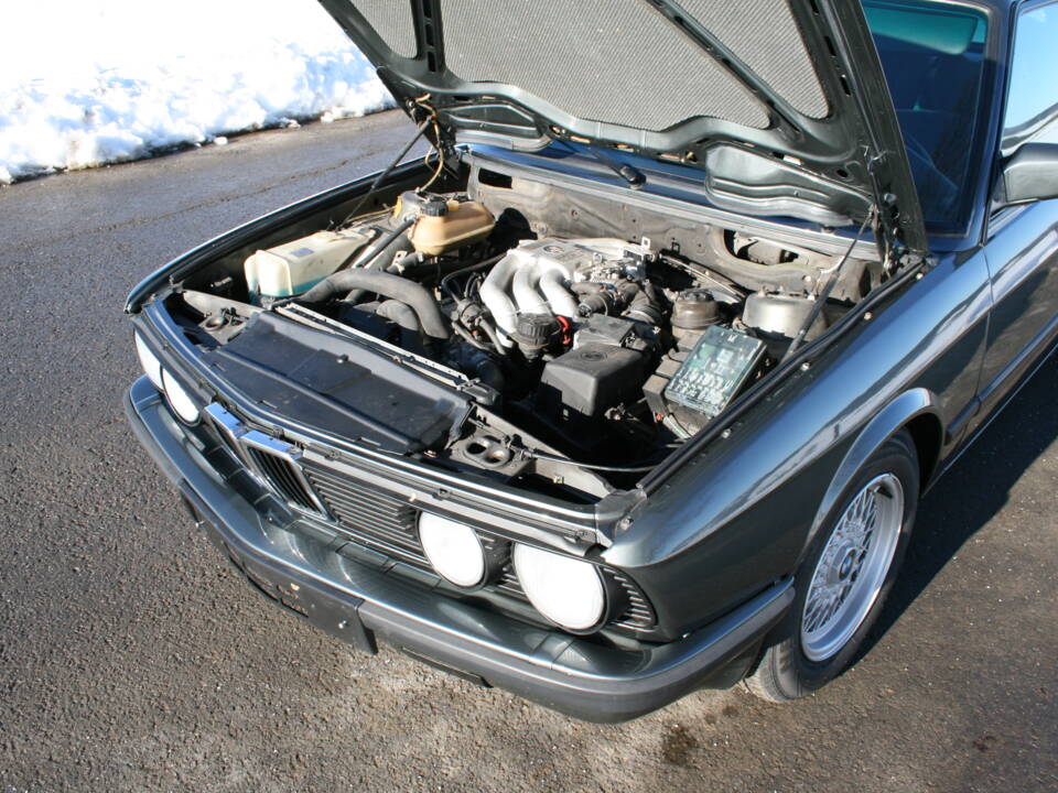 Image 16/65 of BMW 520i (1987)