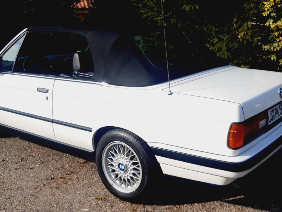 Image 22/55 of BMW 320i (1991)