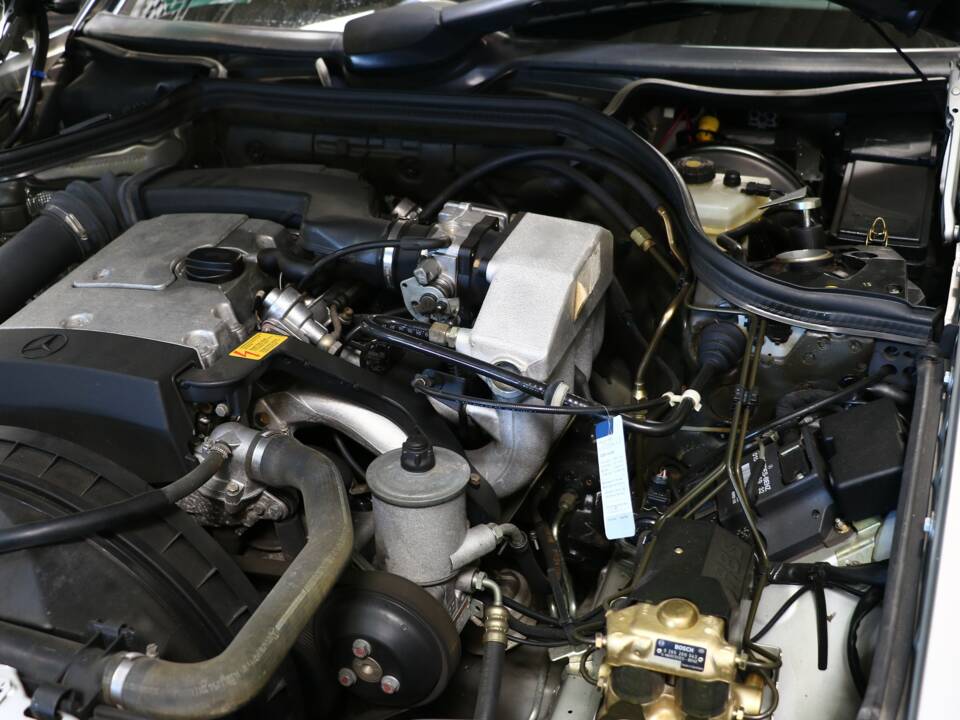 Immagine 34/43 di Mercedes-Benz E 200 (1994)