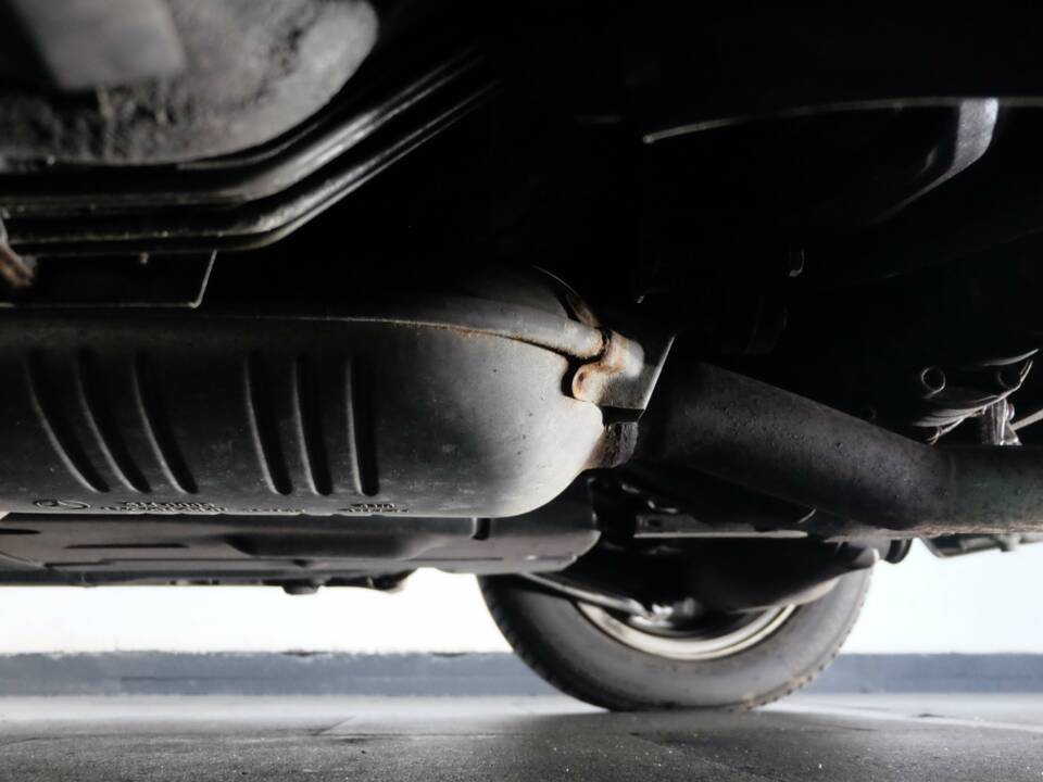 Image 28/32 de Mercedes-Benz 400 E (1991)