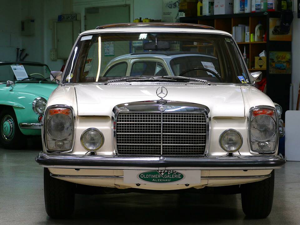 Image 2/15 of Mercedes-Benz 200 (1971)