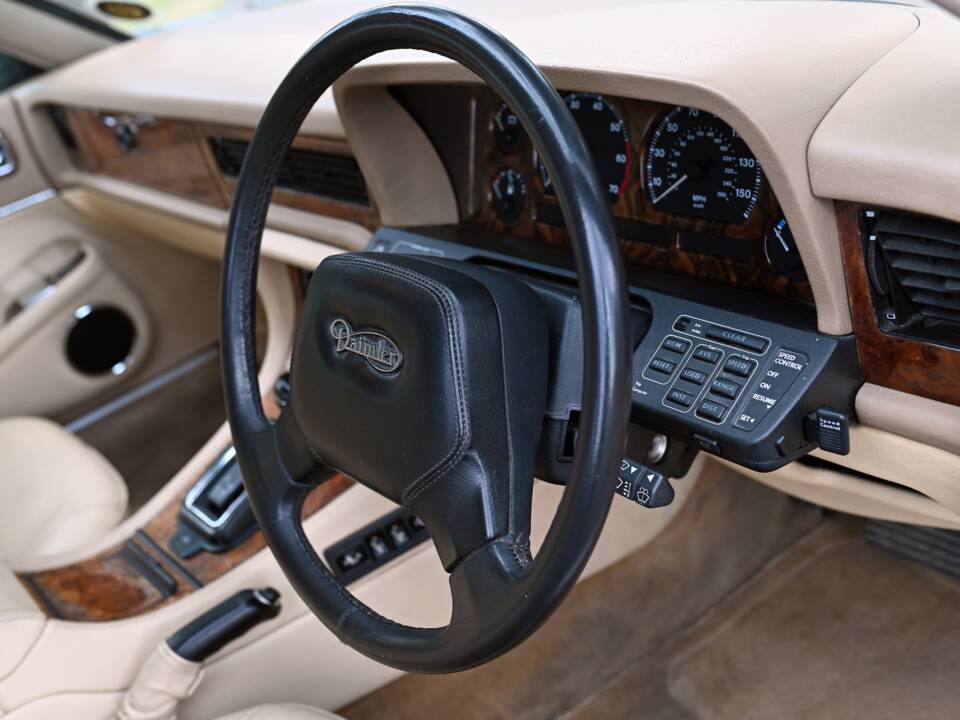 Image 15/21 of Daimler XJ 6 4.0 (1990)
