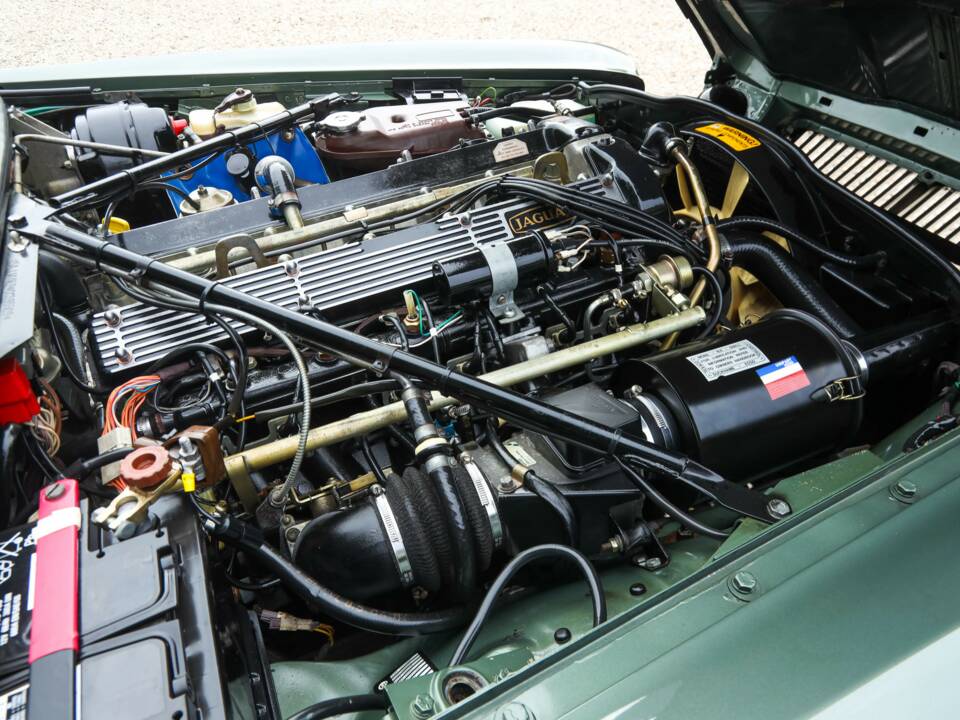 Image 10/50 of Jaguar XJ 6 4.2 (1985)