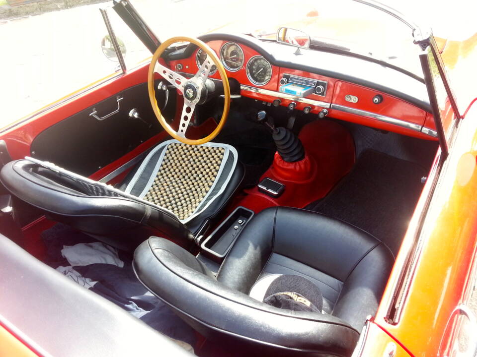 Image 7/9 of Alfa Romeo Giulia 1600 Spider (1963)