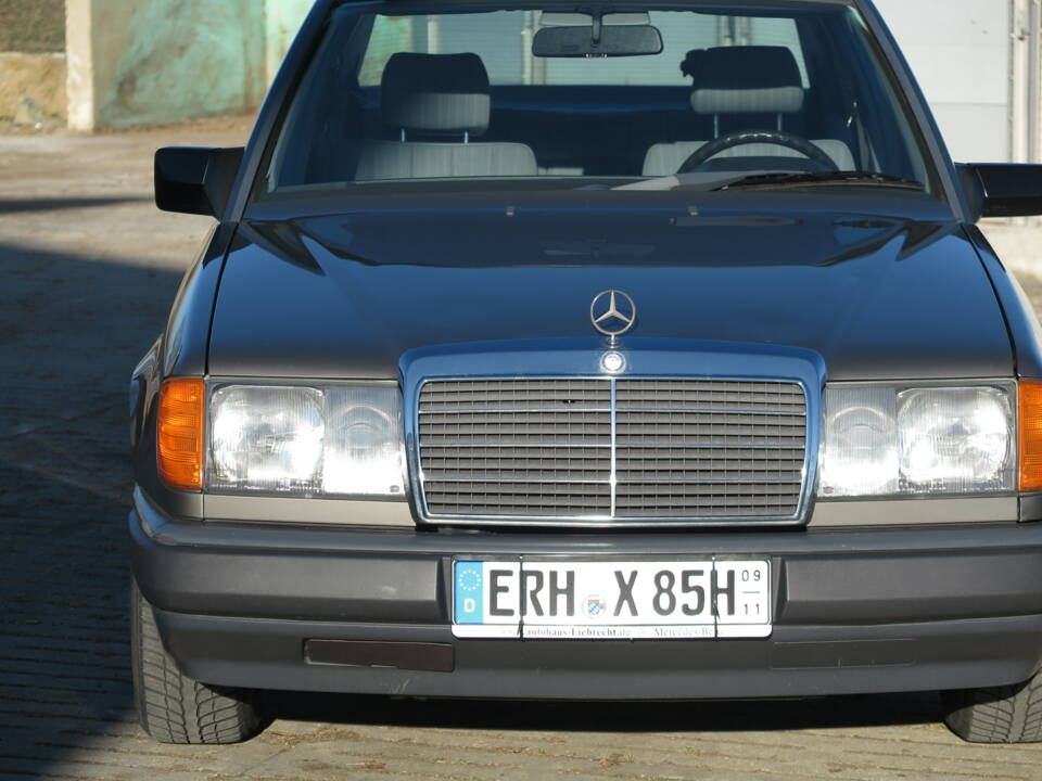 Image 24/92 de Mercedes-Benz 200 D (1989)