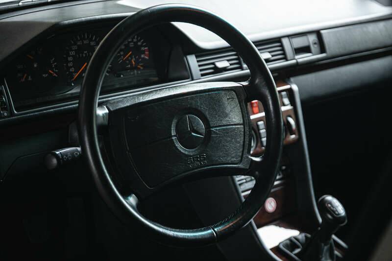 Image 9/43 of Mercedes-Benz 300 CE 3.2 AMG (1990)