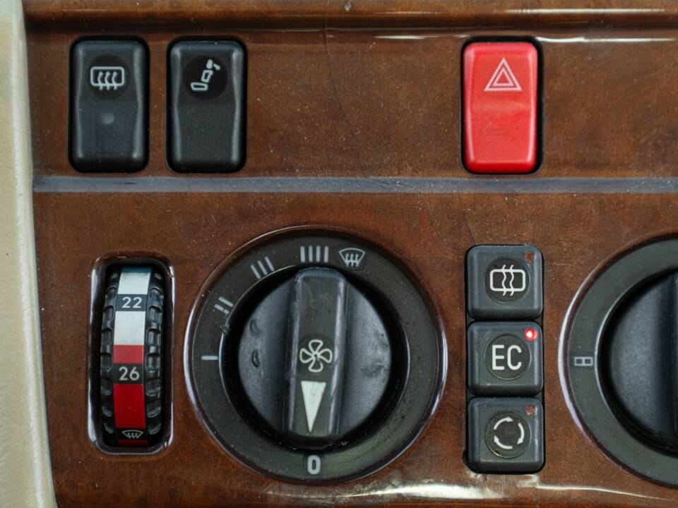 Afbeelding 33/50 van Mercedes-Benz 200 CE (1992)