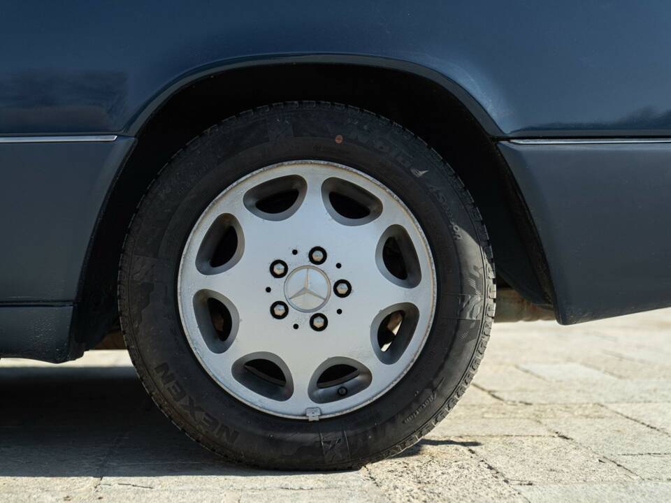 Afbeelding 16/50 van Mercedes-Benz 200 CE (1992)