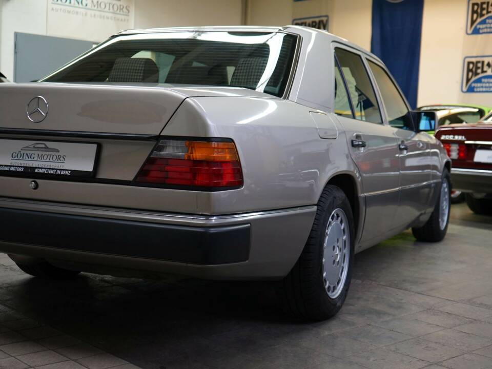 Bild 14/33 von Mercedes-Benz 230 E (1990)