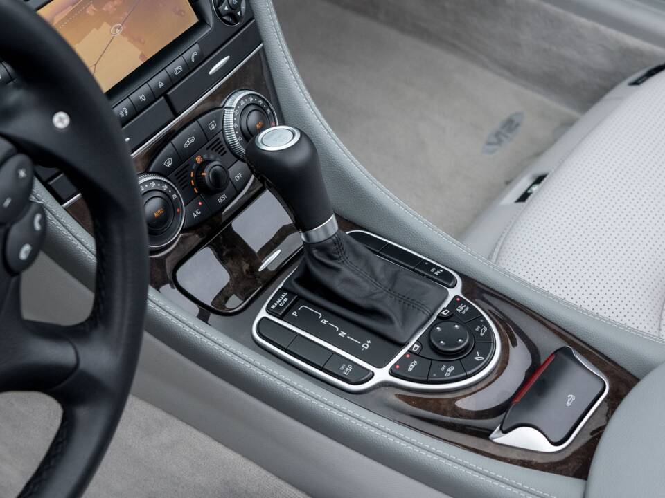 Image 24/42 of Mercedes-Benz SL 65 AMG (2006)