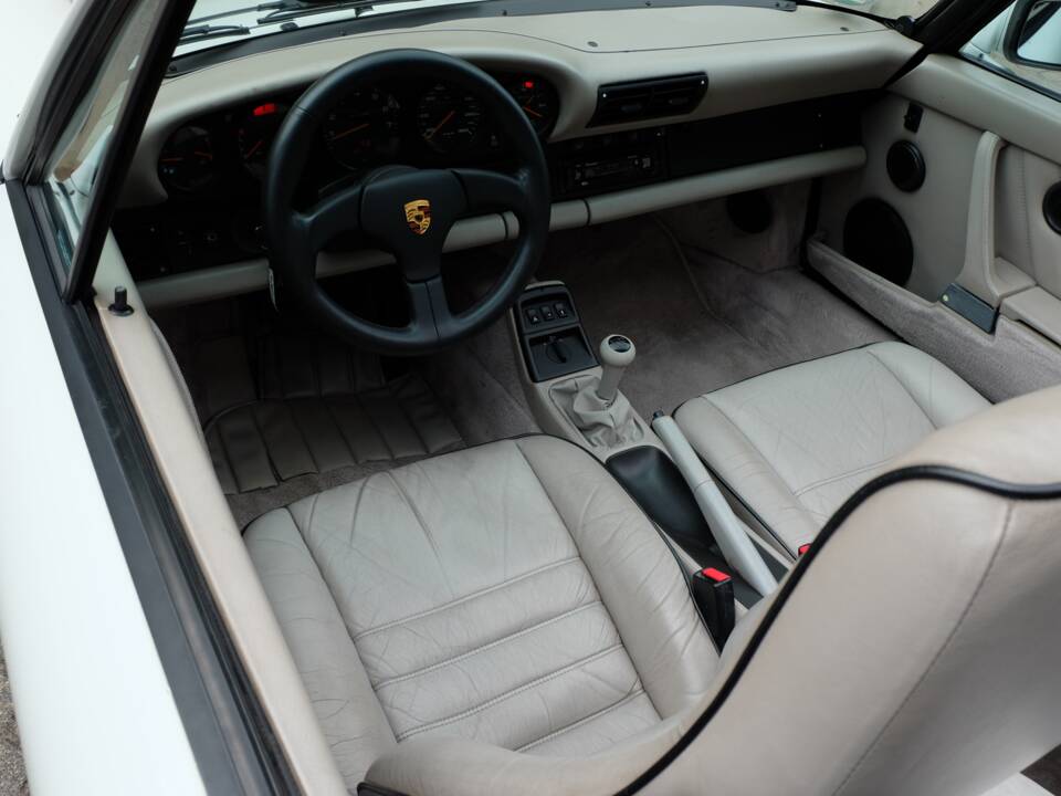 Image 20/60 de Porsche 911 Carrera 2 (1991)
