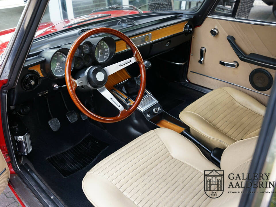 Image 36/50 de Alfa Romeo Giulia 1300 GT Junior (1975)