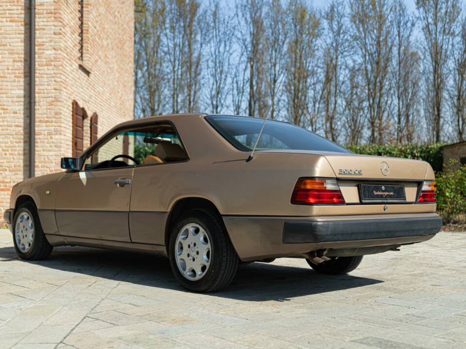 Image 6/46 de Mercedes-Benz 300 CE (1988)