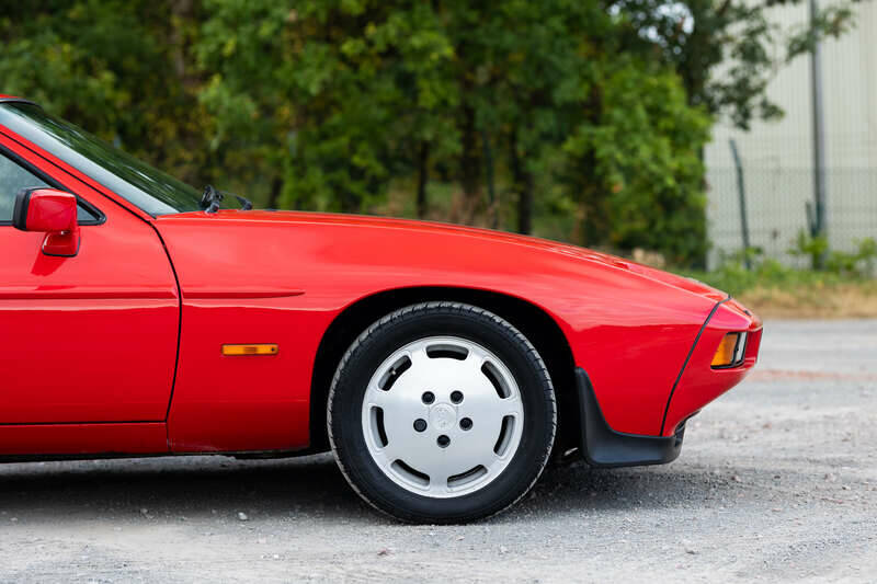 Image 22/50 of Porsche 928 S (1986)