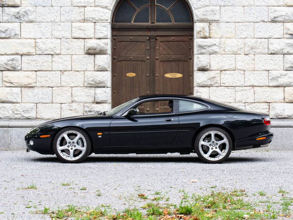 Immagine 8/42 di Jaguar XKR (2003)