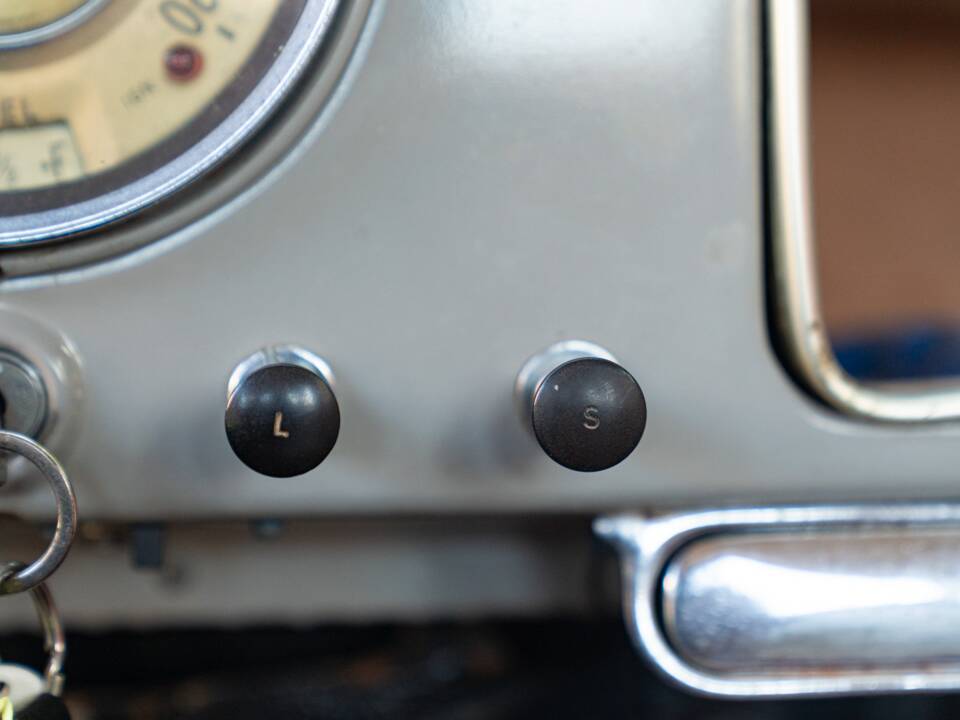 Image 40/50 of Morris Minor 1000 (1958)