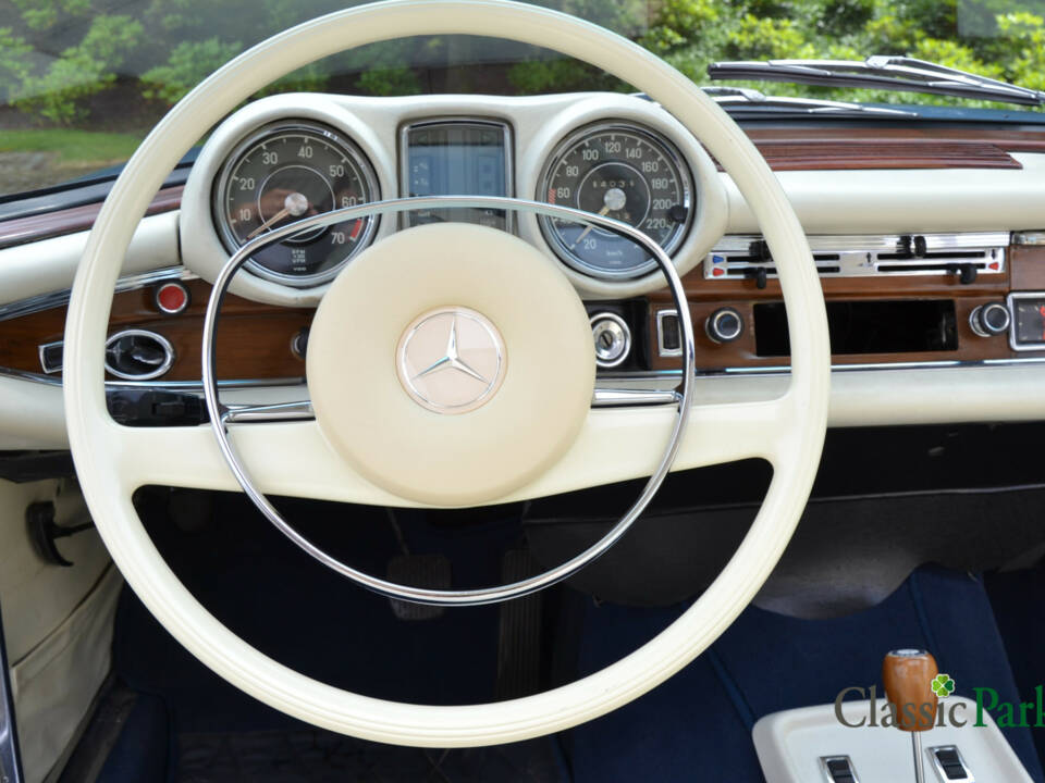 Image 25/50 of Mercedes-Benz 280 SE 3,5 (1971)