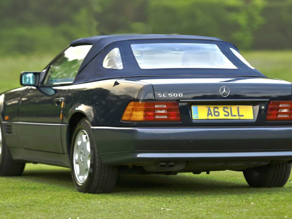 Image 32/50 of Mercedes-Benz SL 500 (1995)