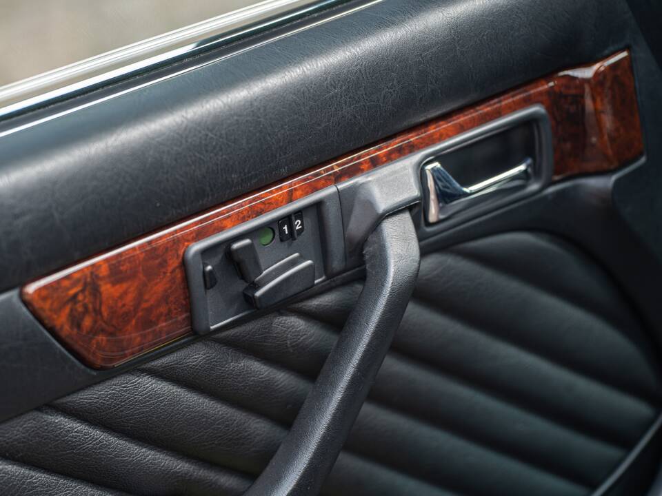 Image 22/91 of Mercedes-Benz 560 SEL (1990)