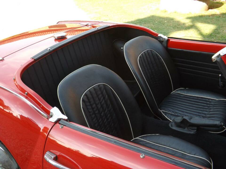 Image 13/50 of Triumph Spitfire Mk III (1968)