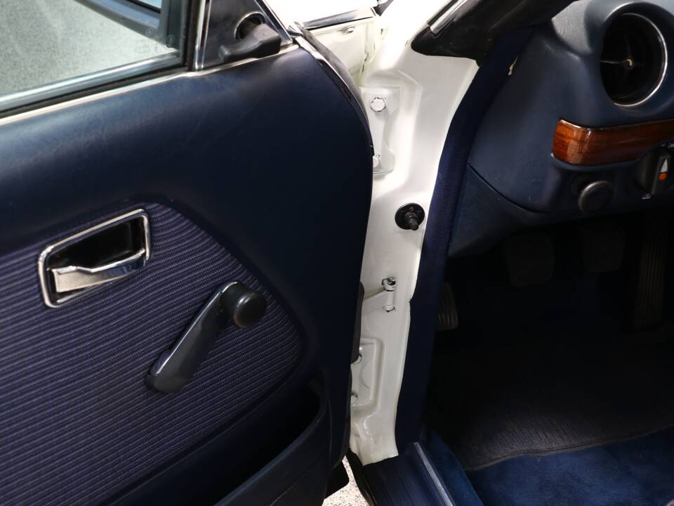 Bild 35/38 von Mercedes-Benz 230 CE (1984)