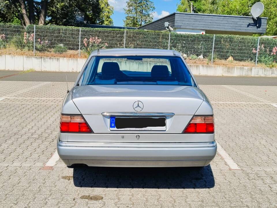 Bild 3/12 von Mercedes-Benz E 220 (1994)