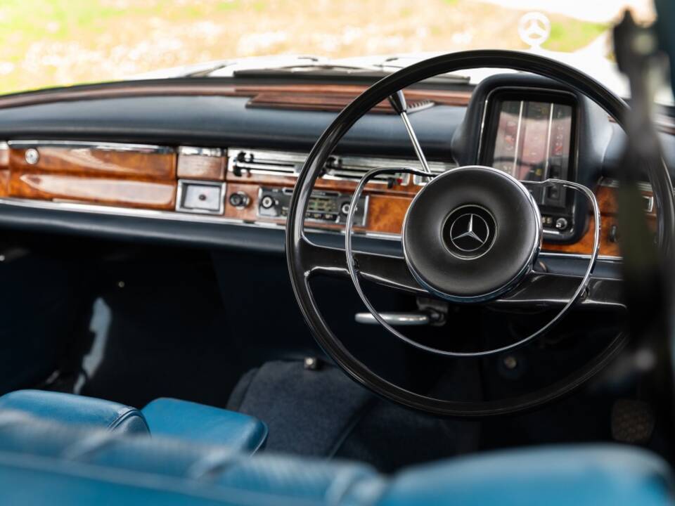 Image 7/22 de Mercedes-Benz 300 SE (1965)