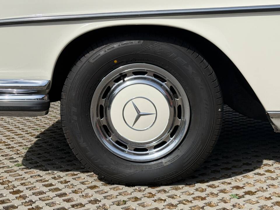 Image 7/54 de Mercedes-Benz 280 SE 3,5 (1970)